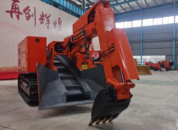 跟著帥龍扒渣機(jī)廠家一起了解下履帶扒渣機(jī)的特點(diǎn)！